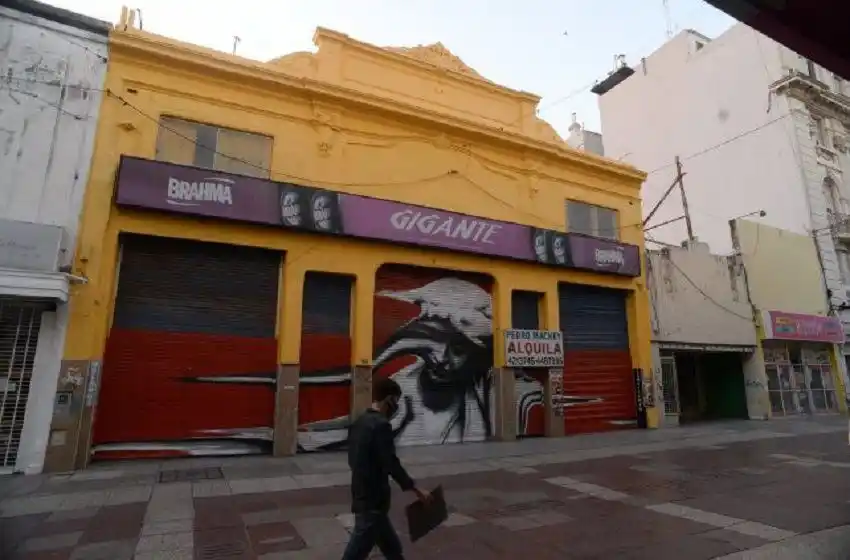 Coletazos de la crisis: cerró un tradicional bar rosarino frente al cine Monumental