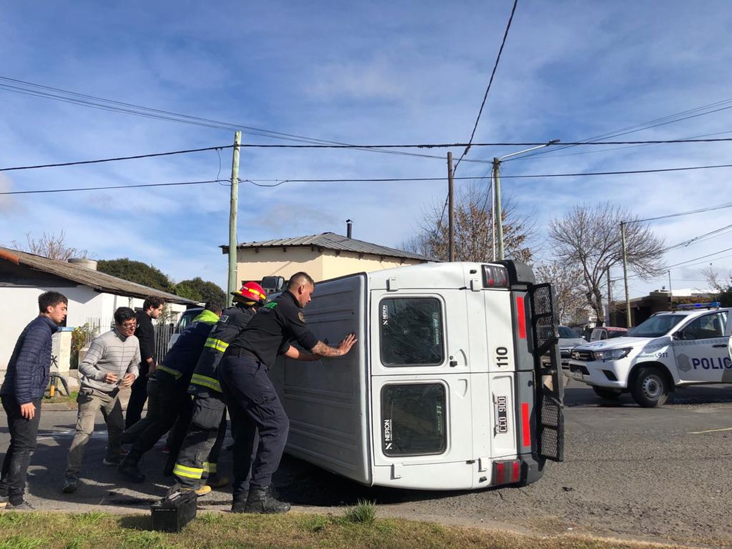 Choque y vuelco sin heridos en Garibaldi y Saavedra