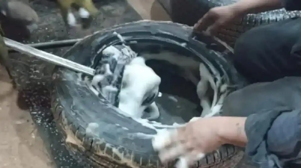 Viajaban hacia Entre Ríos por la Ruta 14 y los atraparon con neumáticos "encimados"