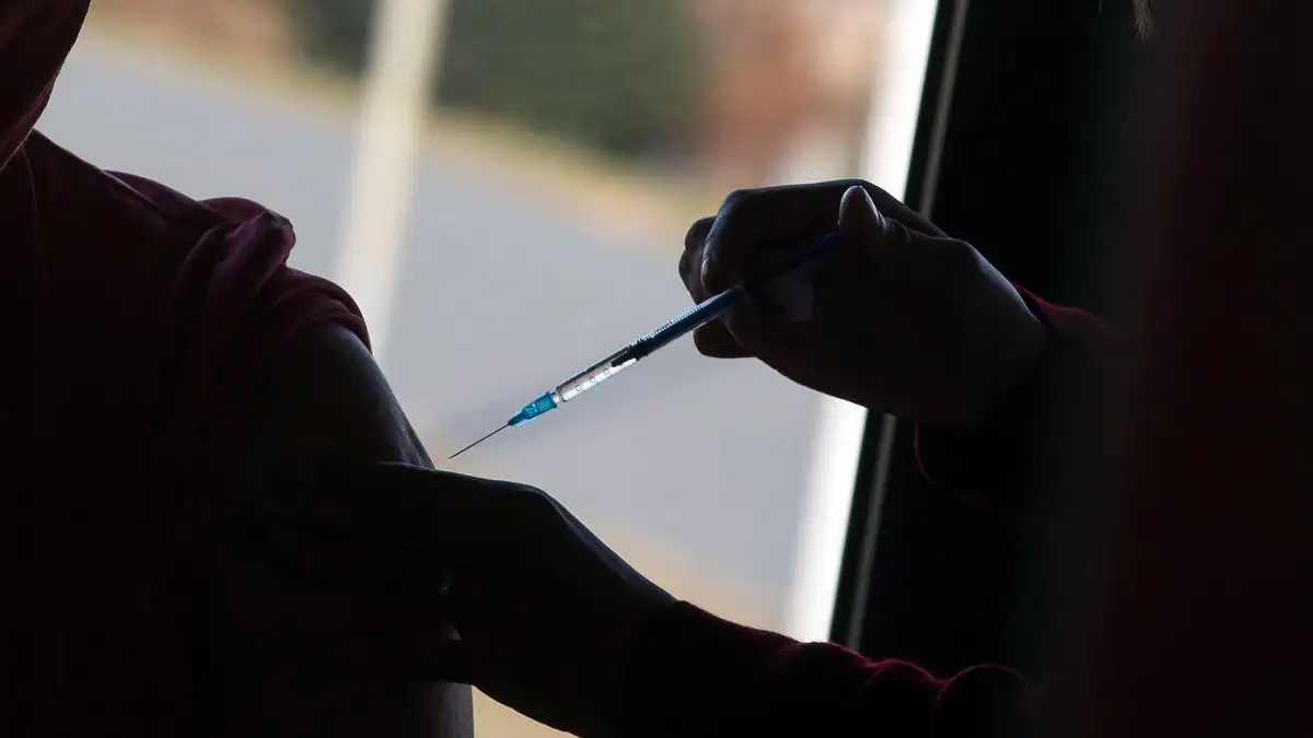 La vacunación, una estrategia para aminorar los síntomas del virus.