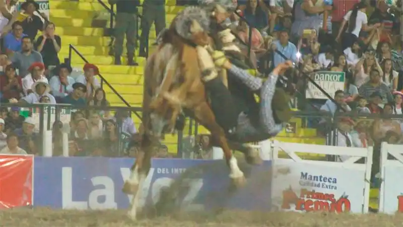 Quién es el jinete entrerriano que está grave tras caer de su caballo en Jesús María