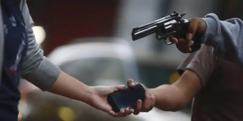 ABUSÓ de un menor y lo descubrieron por un teléfono robado en Caracas