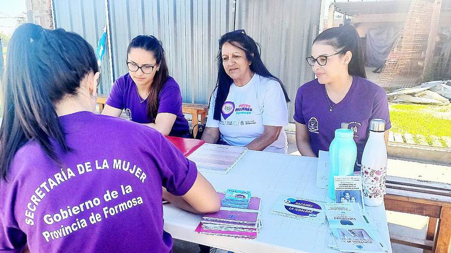 La Secretaría de la Mujer trabaja en
los barrios con Punto Mujer Móvil