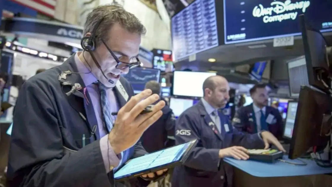 Acciones y bonos operan en forma dispar y el riesgo país perfora los 700 puntos