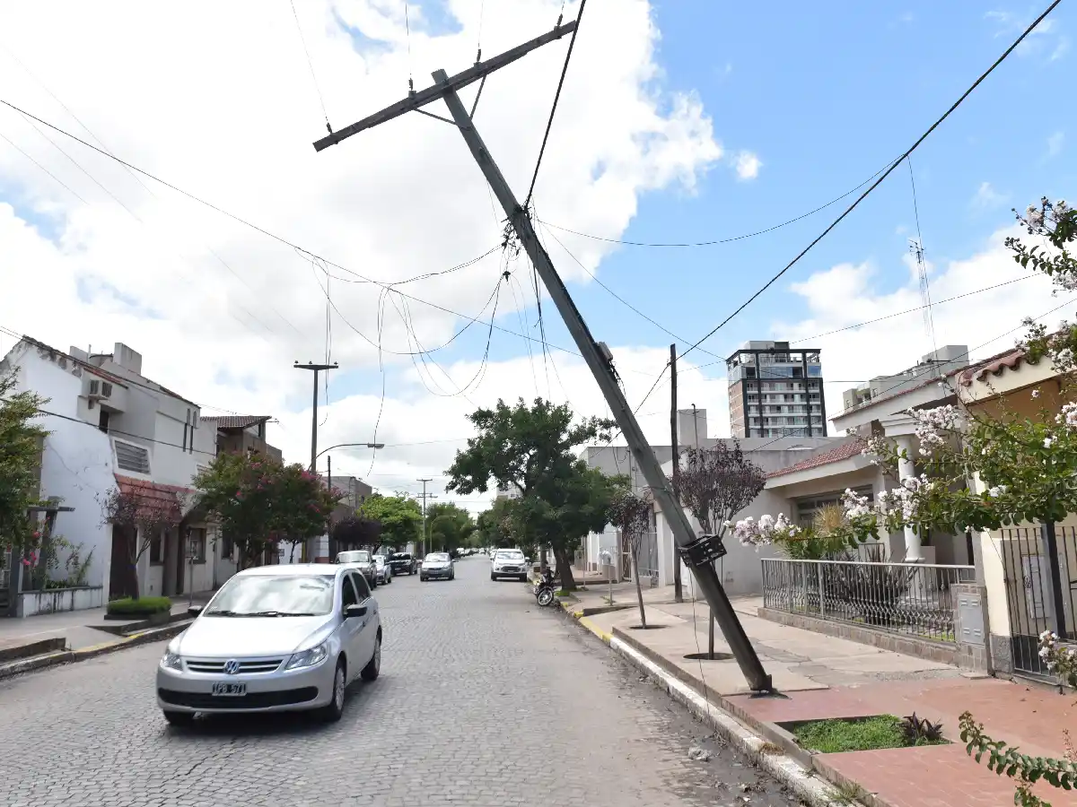El 50 % de los  postes caídos después del  temporal fue repuesto pero aun hay reclamos