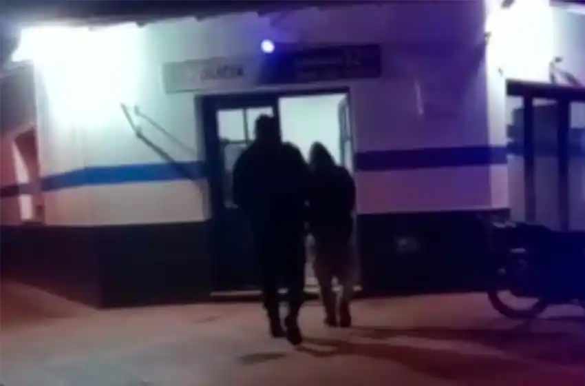 Video: detienen a malvivientes que estaban abriendo autos con cuchillos de cocina