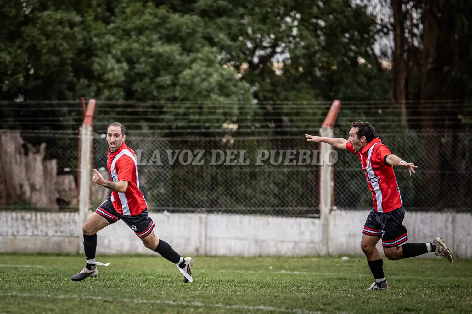 Daloisio festeja el primera tanto de Quilmes de su autoría para el triunfo ante Villa