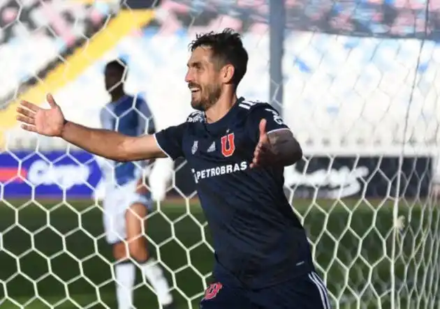 Larrivey: «Estoy en un buen camino, me siento feliz en la 'U'»