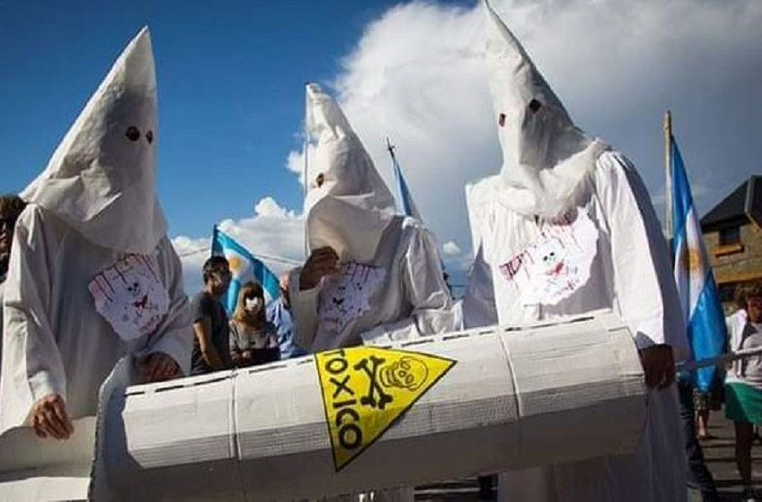 Indignación en redes por manifestantes antivacunas disfrazados del Ku Klux Klan