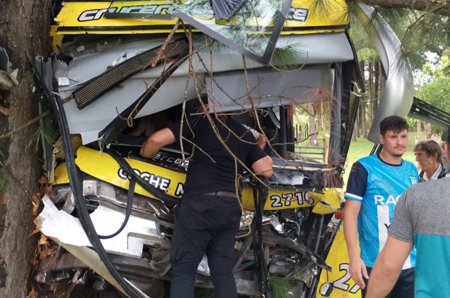 El colectivo quedó totalmente destruído.