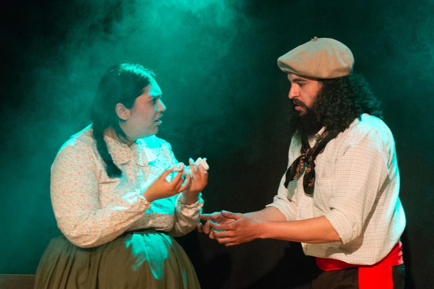 El grupo que dirige Agustín Rivarola conjuga teatro con danzas folklóricas en esta nueva obra. Fotos: Jesi García.