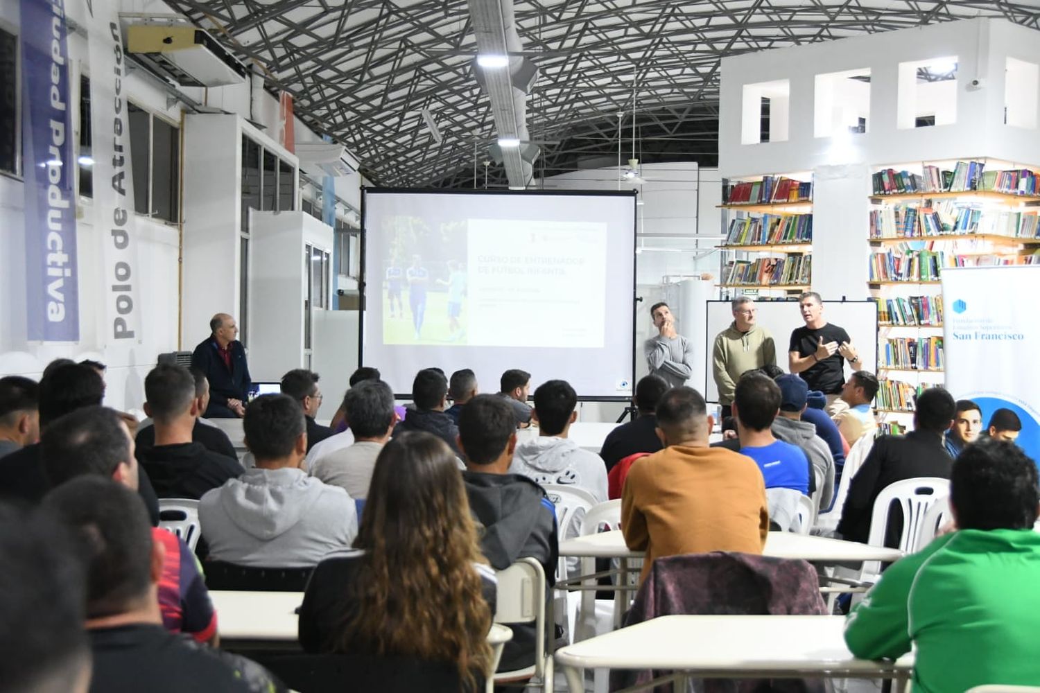 Capacitan a entrenadores de fútbol infantil en recursos pedagógicos