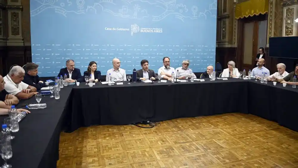 Axel Kicillof se reunió con representantes del sector energético y parte de su gabinete. (Gobernación)