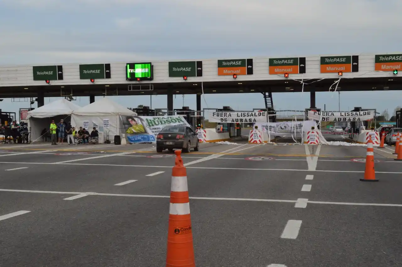 No cede el conflicto: siguen abiertos los peajes a la Costa