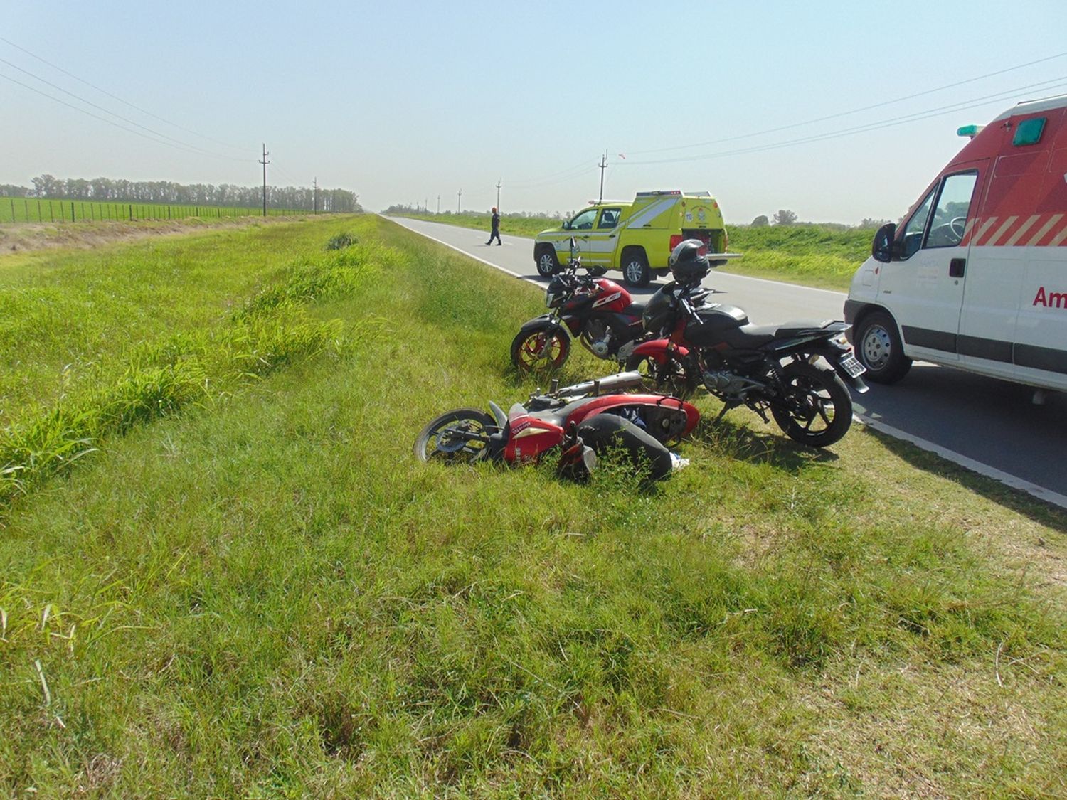 La moto quedó sobre la banquina.