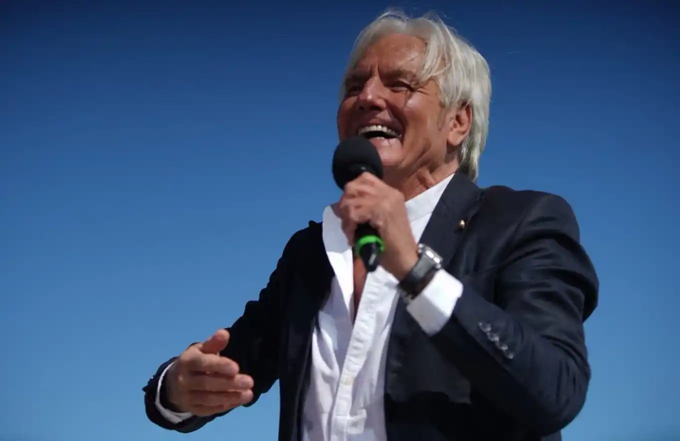 En el día de su cumpleaños, Sergio Denis "consolida la mejoría observada" pero sigue "crítico"