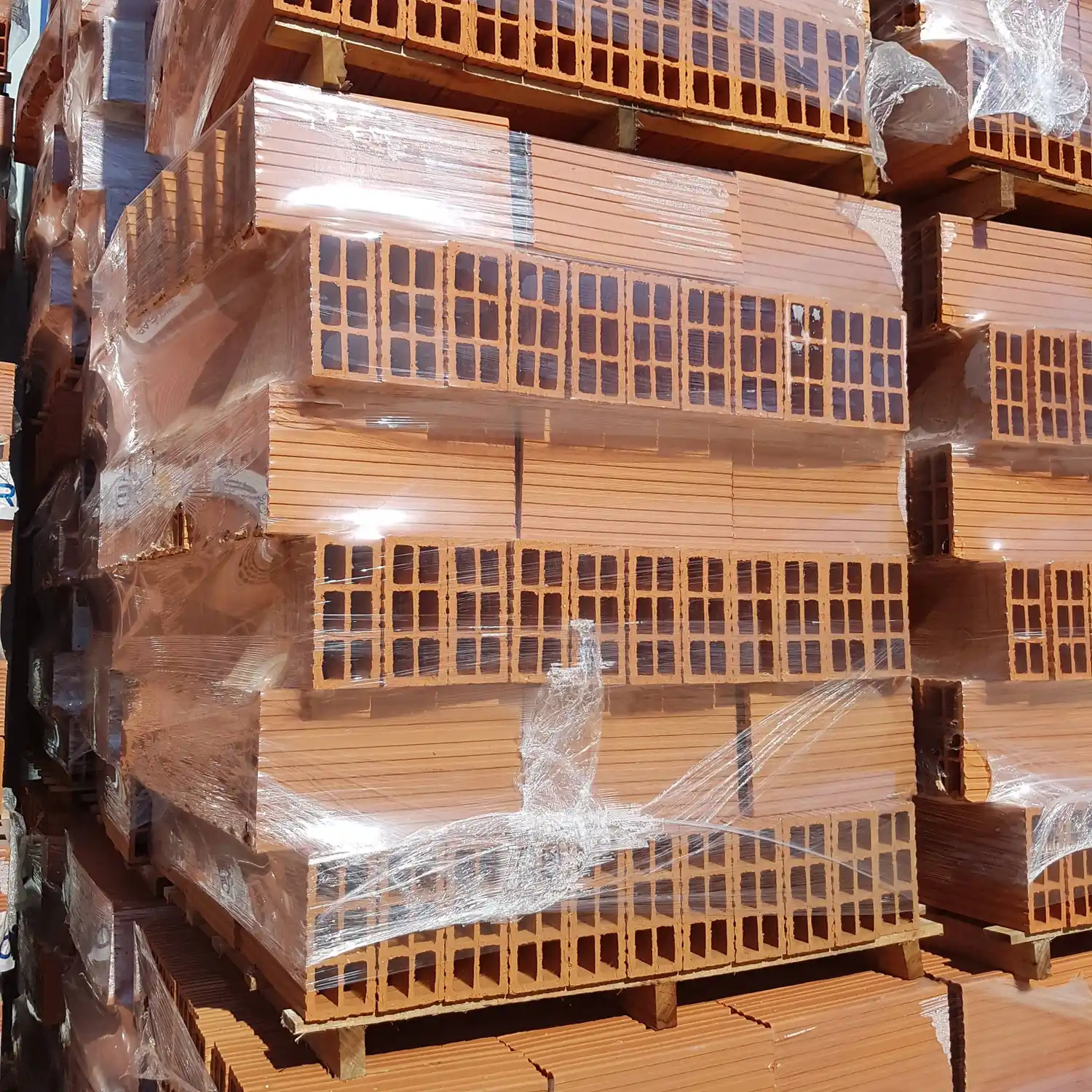 Faltan ladrillos huecos y chapas en los corralones