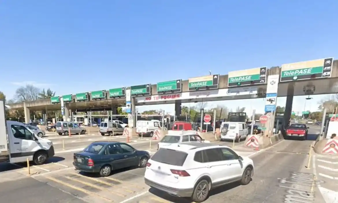 Chocó contra una cabina de peaje en la Panamericana y murió