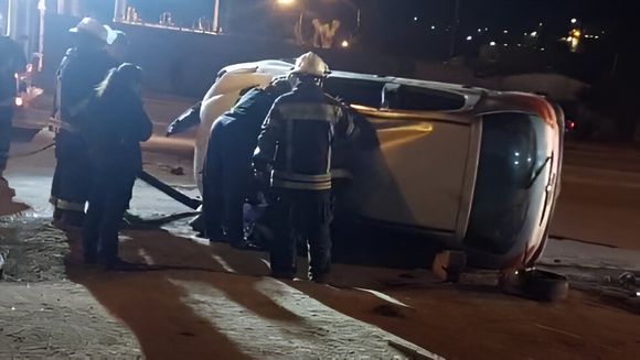 Volcó un auto en Sarmiento y Juan B. Justo: un hombre hospitalizado