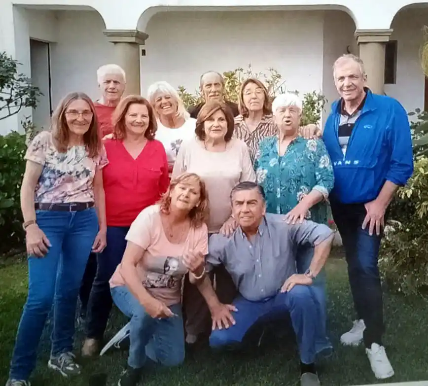 Algunos de los integrantes de la promoción 74' que organizan los festejos conmemorativos..