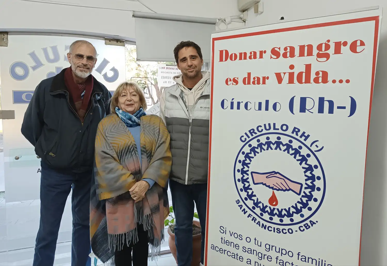 Jorge Tomé Seif (de izquierda a derecha), junto a Francisco Meré y Aurora Albano, integrantes del Círculo RH Negativo de San Francisco.