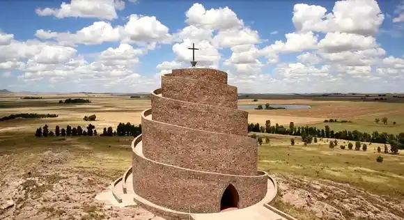 La Torre del Milenio de Puan: El mirador religioso y turístico inspirado en los antiguos pozos romanos