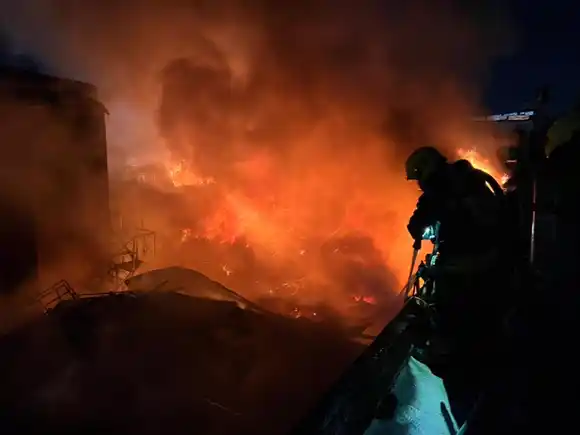 Importante incendio con derrumbe y pérdidas totales en zona oeste