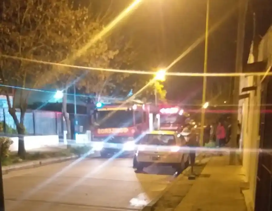 Tremendo incendio en una vivienda: tuvieron que intervenir 5 dotaciones de bomberos