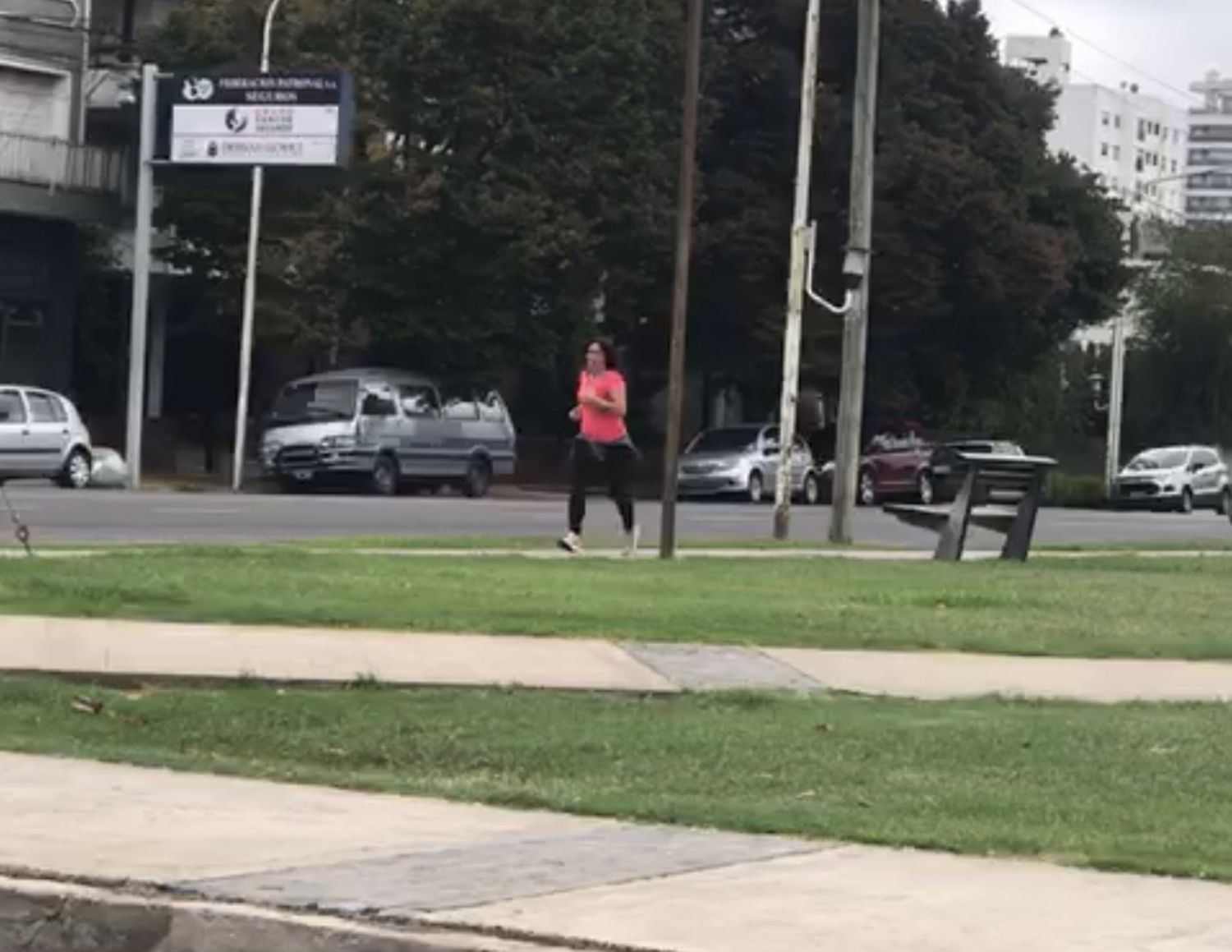 Grabaron a una mujer mientras realizaba ejercicios en la Plaza de los Troncos