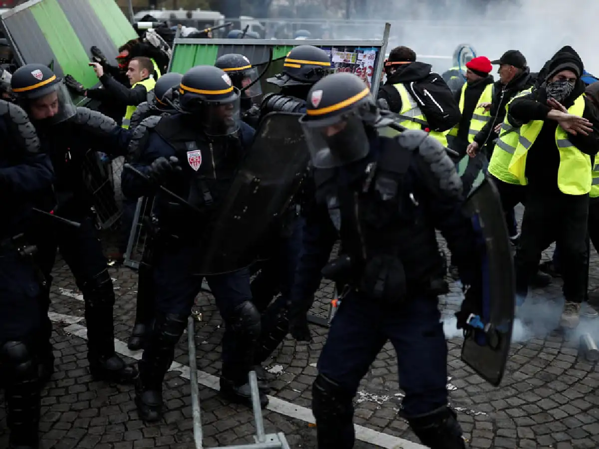 Francia anuncia una reforma para sancionar a manifestantes