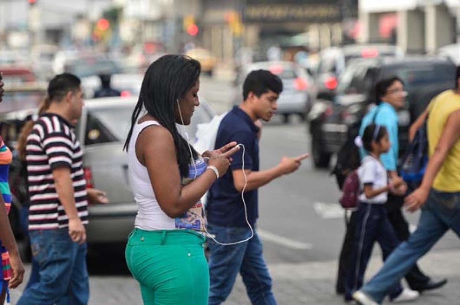 Conductores y peatones se inculpan mutuamente por falta de respeto en las normas