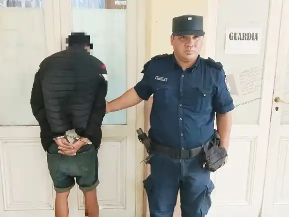 Violó restricción y dañó la casa de su madre