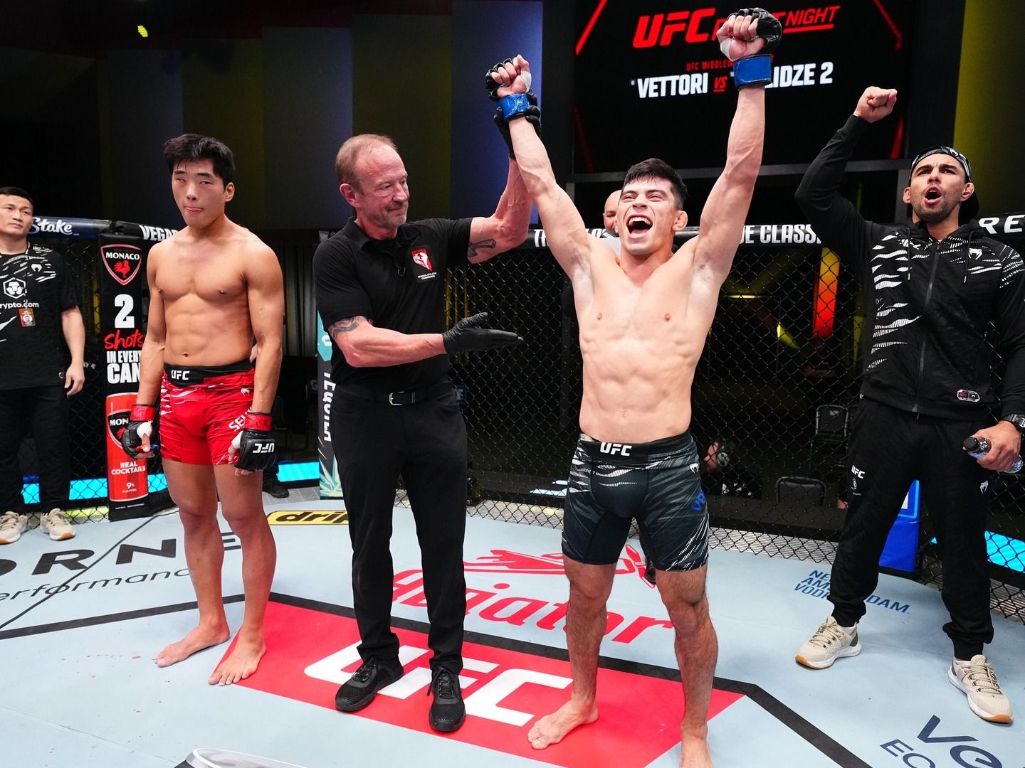 Kevin Vallejos en su triunfo por KO Técnico. (Foto: UFC)