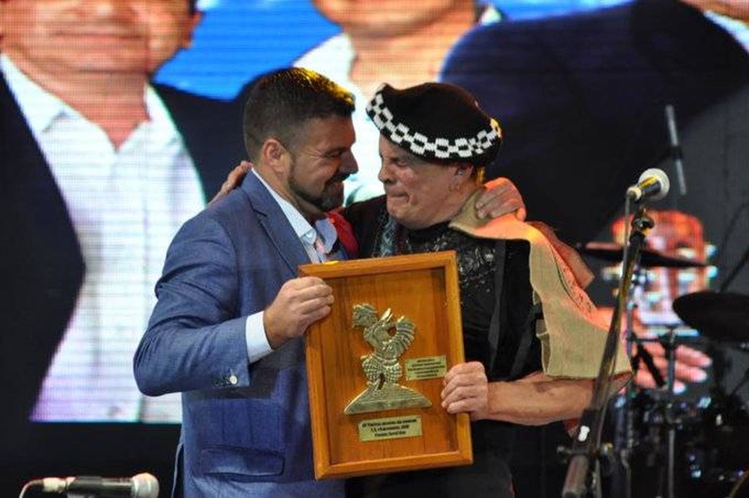 Otorgaron el "Cachencho de bronce" a Tarragó Ros en el Festival de Federal