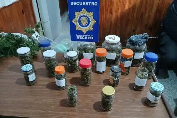 Allanaron una casa de la región y encontraron 17 frascos de marihuana y un tupper lleno de flores listas “para repartir”