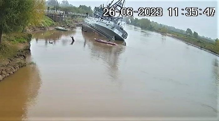 El barco escoró hacia estribor por la bajante del río, lo que empeoró durante el fin de semana. Personal municipal trabajaba este lunes en la zona para quitar el agua que ya entra a cubierta. "Vamos a poner motobombas", informó Ariel Álvarez.