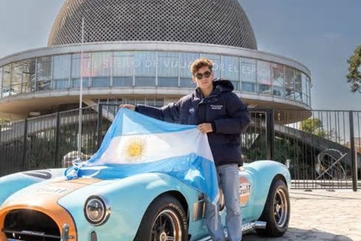 Franco Colapinto se paseó por las calles de la Ciudad de Buenos Aires a bordo de un auto histórico