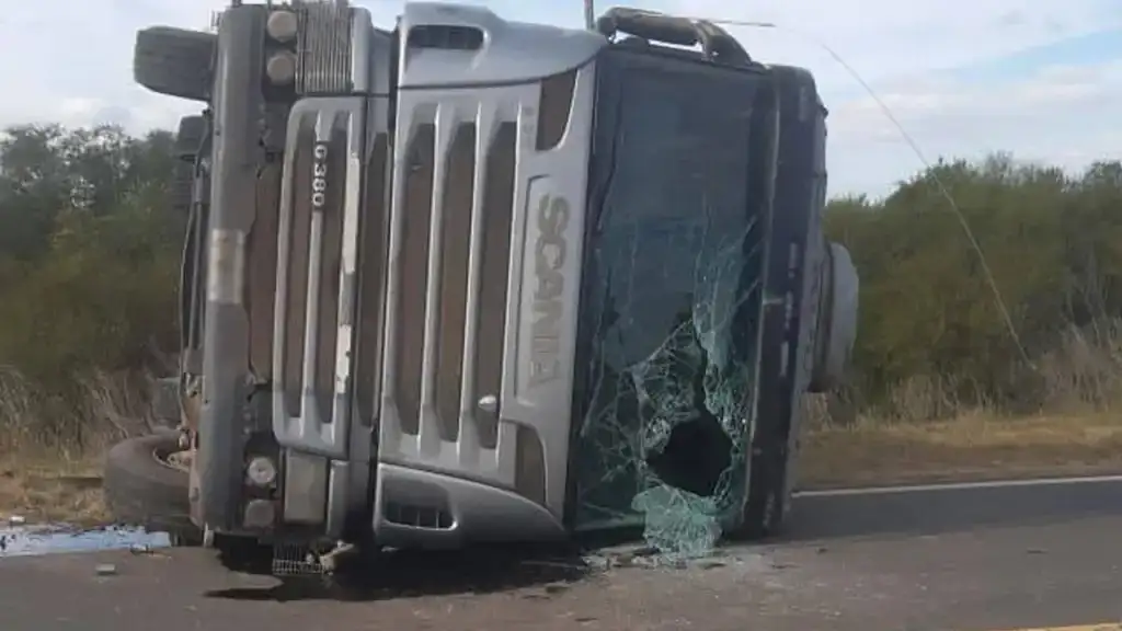 Volcó un camión en la Ruta 12 y tres personas fueron hospitalizadas