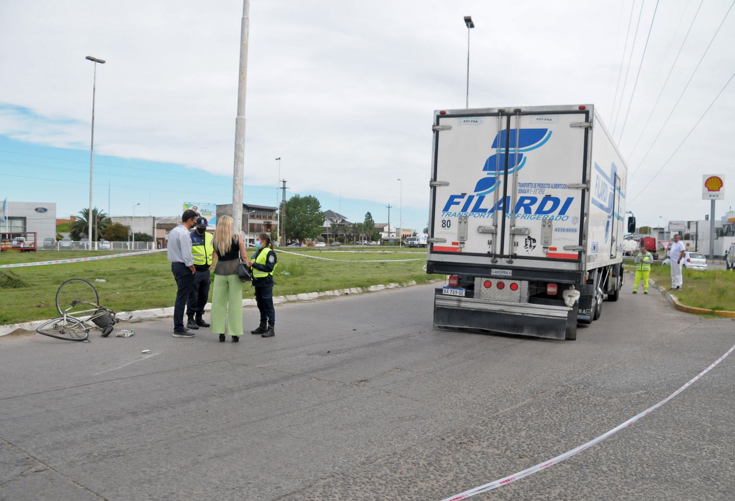 Murió un ciclista de 77 años tras chocar con un camión en la rotonda de la Ruta 226 y Actis