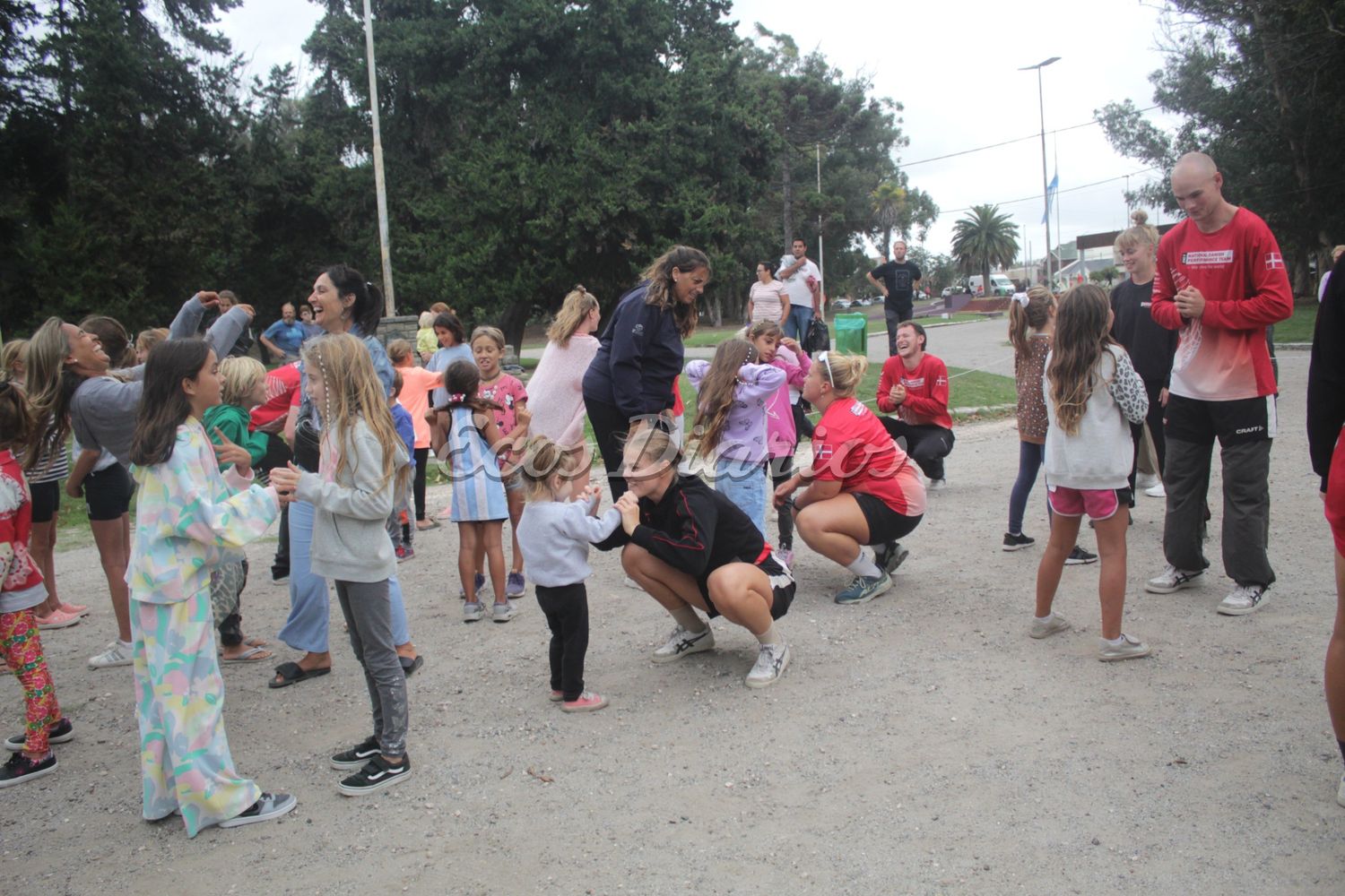 Gimnastas daneses en el Parque Miguel Lillo