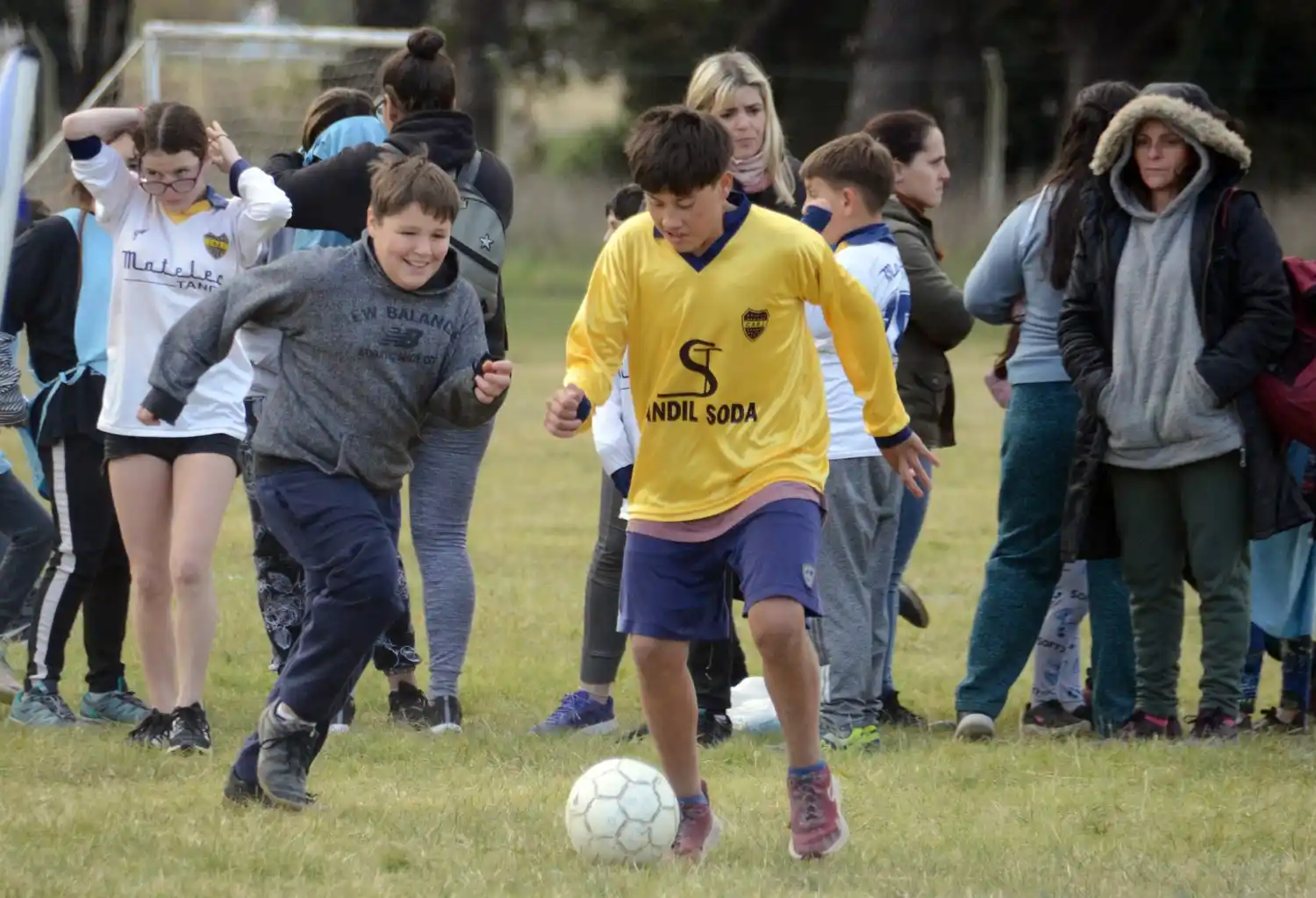 Se hicieron partidos de futbol simultáneos en las tres canchas de césped que se montaron en el espacio.