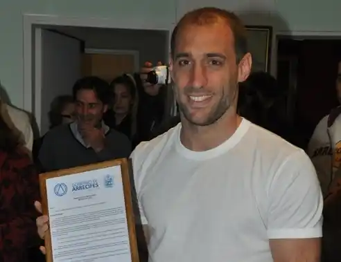 Zabaleta fue distinguido en Arrecifes y dijo: "No es cierto que tenemos problemas con Tévez" 