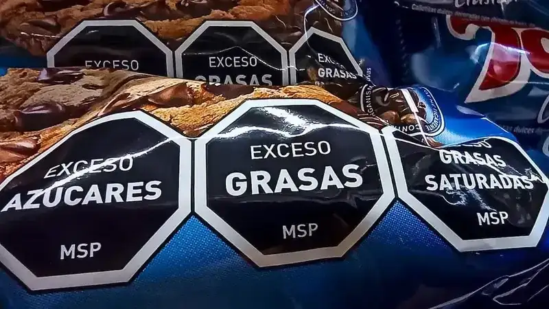 La Justicia prohibió los alimentos con sellos de advertencia en los desayunos y meriendas escolares