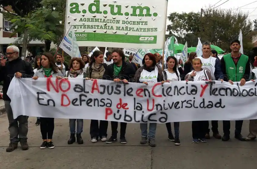 Docentes universitarios exigen medidas salariales al Gobierno