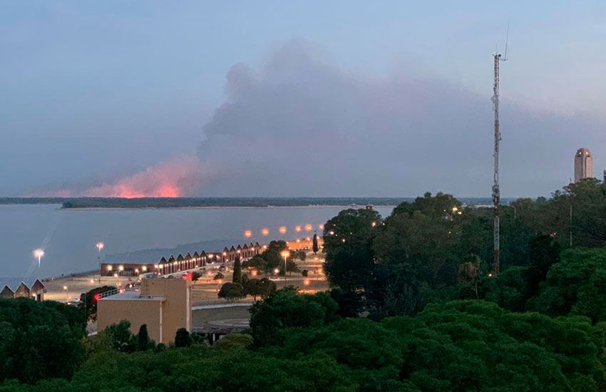 Incendios en las islas provocan grandes columnas de humo que se ven desde Rosario