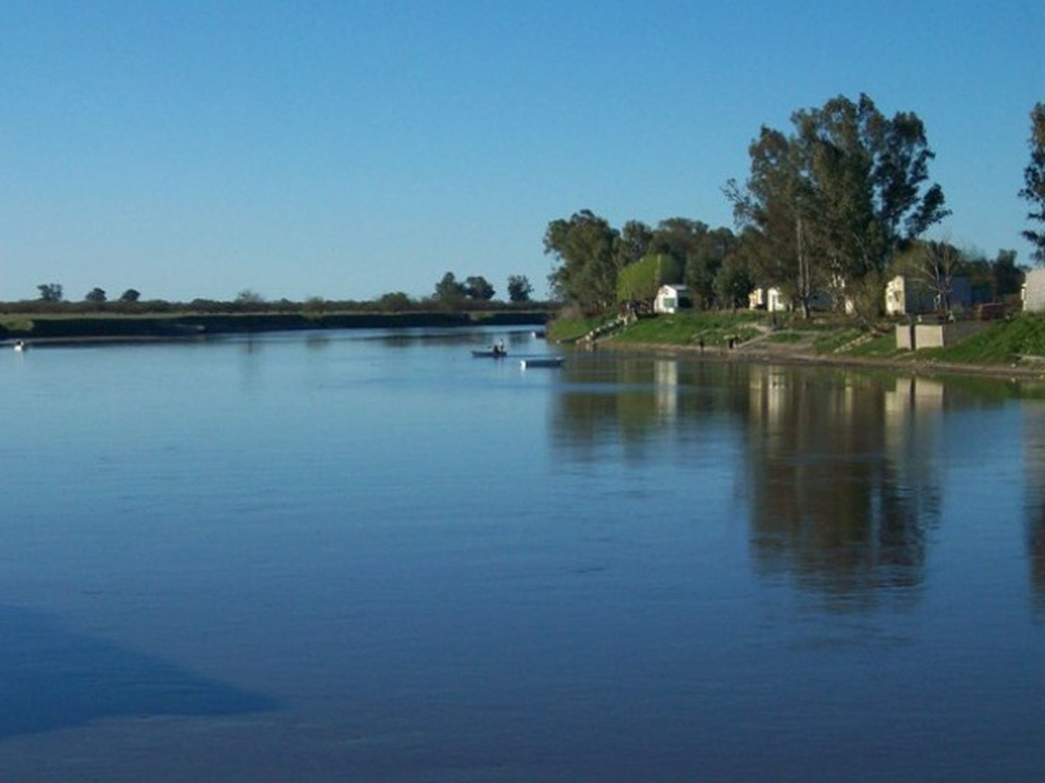 Desesperada búsqueda de un joven desaparecido en el río Salado