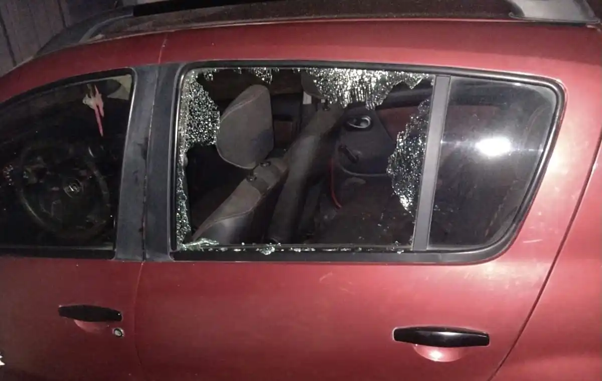 La policía llegó al lugar y aprehendió a la mujer que rompió el vidrio.