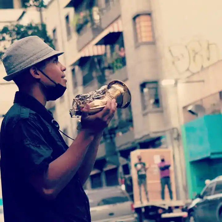 “Saxofoneandola”: así Omar Rodríguez lleva esperanza a los caraqueños