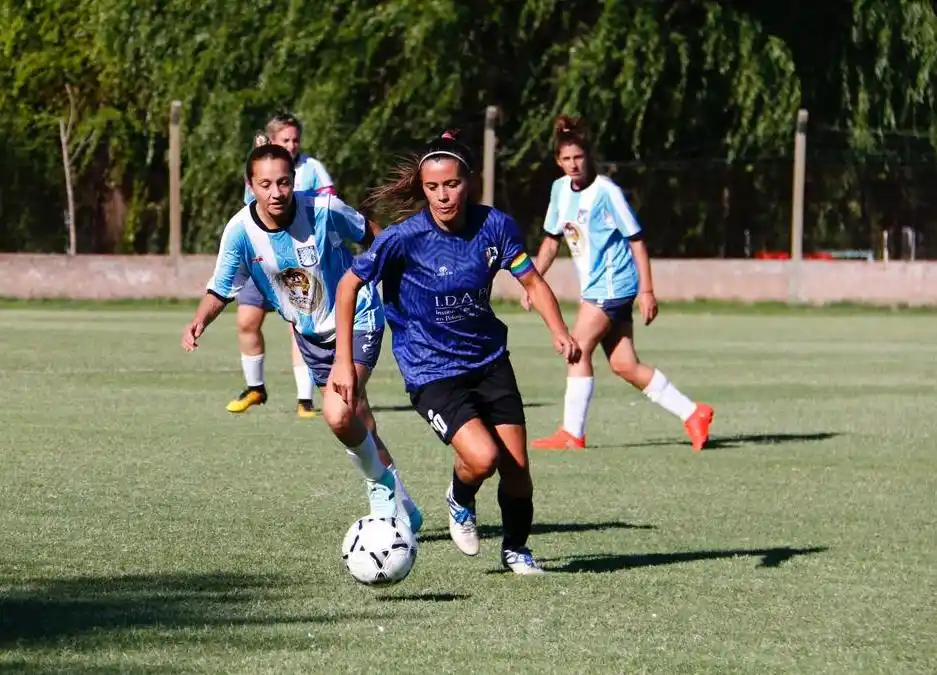 María Luján Domínguez, capitana tandilense, en acción ante Lobos.