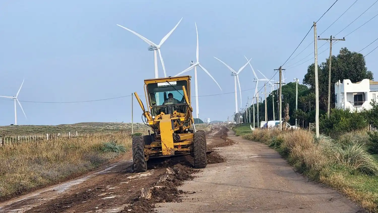 Cinco motoniveladoras. Trabajan en las calles de tierra de la ciudad